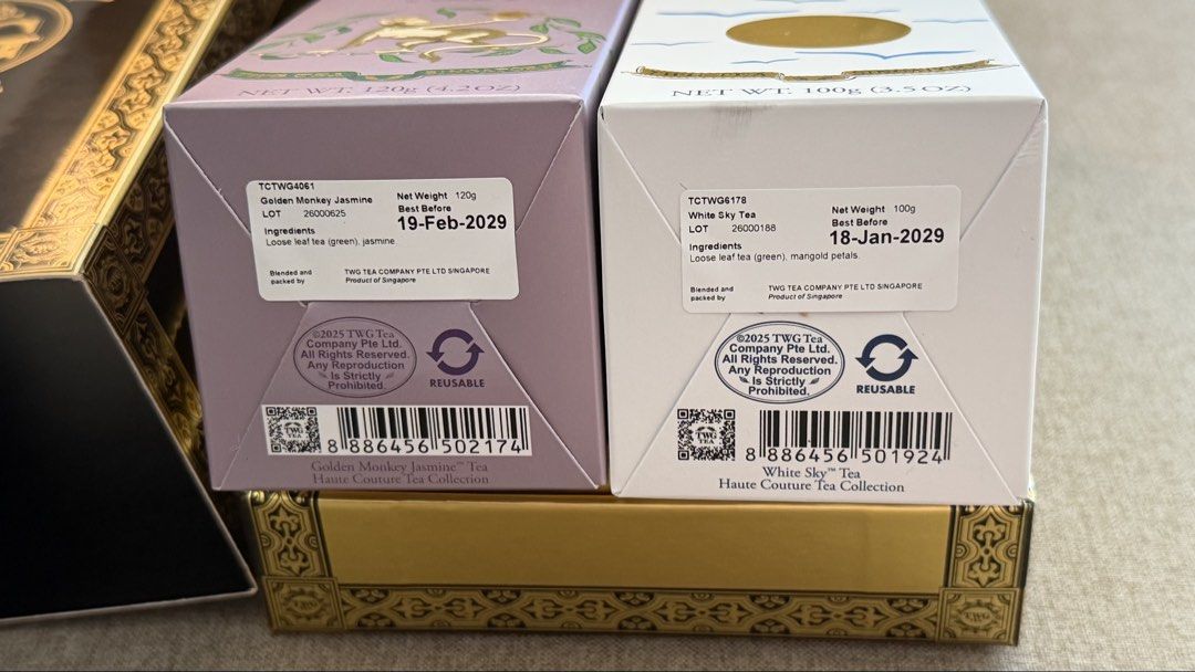 [送禮自用都超靚] TWG Loose Leaf Teas Gift Set with paper bag 茶葉禮盒 連靚靚紙袋 （分類：飲料）位於 Hong Kong。 由 walliewest 提交（商品編號 1467022588，圖片 2）。簡介： 禮盒裝一共2盒 A gift set of 2 boxes 全新冇開過 Brand New Golden Monkey Jasmine White Sky 有效期至 2029 年 2029 expiry 或者一盒 $250 Or $250 for one box 。