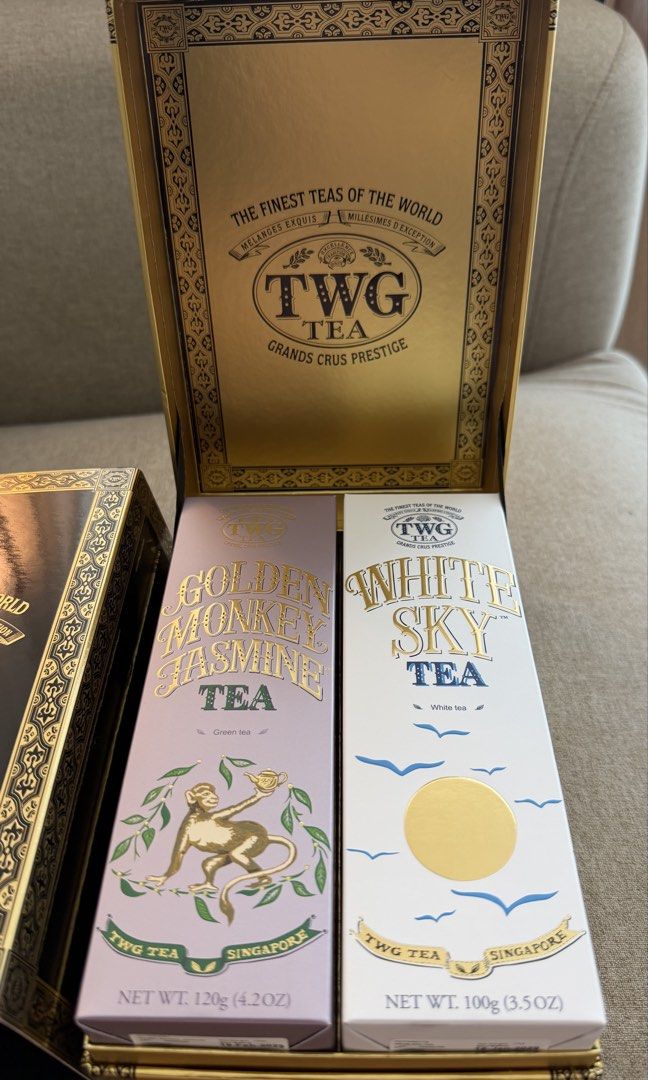 [送禮自用都超靚] TWG Loose Leaf Teas Gift Set with paper bag 茶葉禮盒 連靚靚紙袋 （分類：飲料）位於 Hong Kong。 由 walliewest 提交（商品編號 1467022588，圖片 1）。簡介： 禮盒裝一共2盒 A gift set of 2 boxes 全新冇開過 Brand New Golden Monkey Jasmine White Sky 有效期至 2029 年 2029 expiry 或者一盒 $250 Or $250 for one box 。