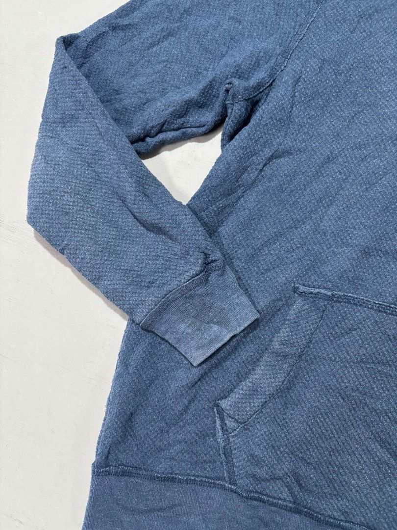 Abercrombie & Fitch (Category: Hoodies) located in Pili. Submitted by jevin_ukay (Listing ID 1466999183, Image 3). Description: DETAILS Large on tag Width:21 Length:27 No pinhole Good condition 📍Store location centro pili beside landbank pili. Bicol.