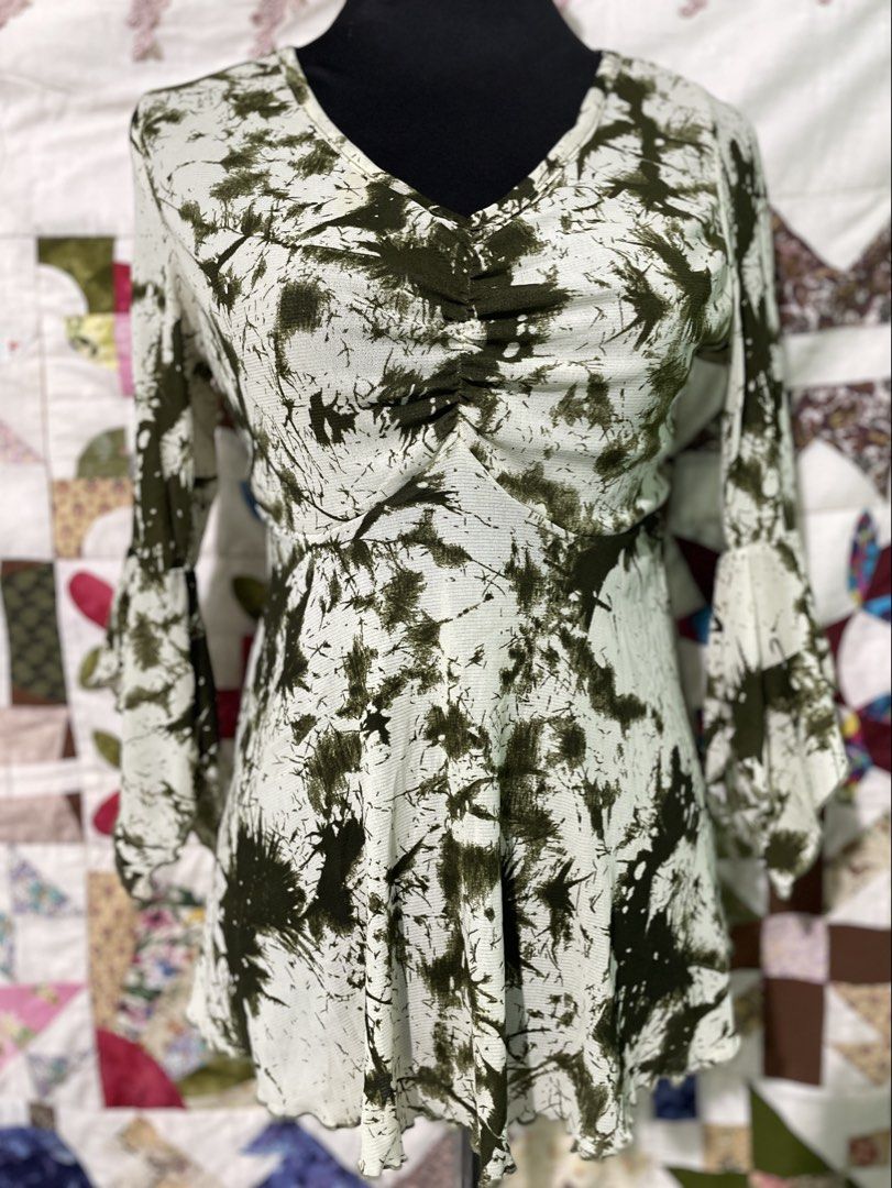 Abstract Mesh Bell-Sleeve Top (Category: Blouses) located in Roxas City. Submitted by budgetfindsroxasph (Listing ID 1467066855, Image 1). Description: Fairycore meets Y2K grunge 🌿 Size: Fits S–M (stretchy) Fabric: Semi-sheer stretch mesh Made in Hongkong 📩📩📩.