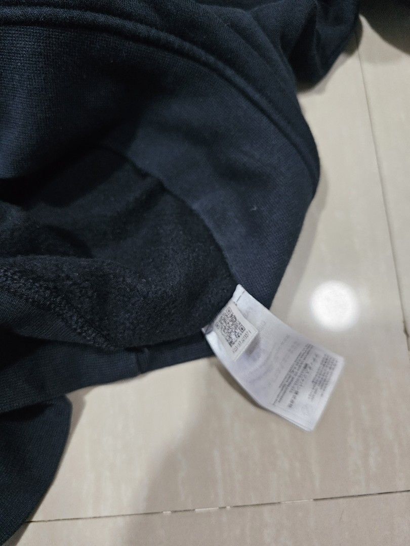 Adidas Black Crewneck Sweatshirt (Category: Coats, Jackets and Outerwear) located in Antipolo. Submitted by ancheska_ (Listing ID 1467035682, Image 3). Description: LARGE NO ISSUE ANTIPOLO CITY.