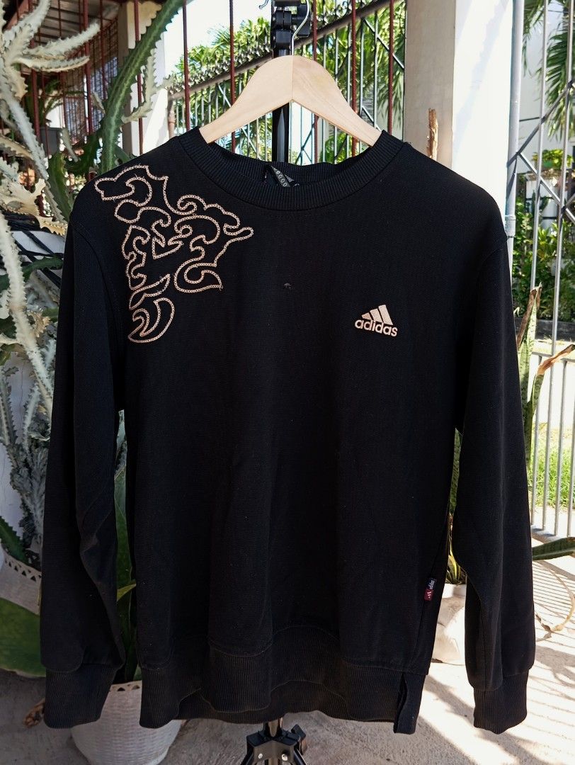 Adidas Black Y2K Crewneck (Category: Sleep and Loungewear) located in Mangaldan. Submitted by ig_thriftnidrei (Listing ID 1467094403, Image 1). Description: L on tag, fits small w: ~20 in l: ~24 in rtw.