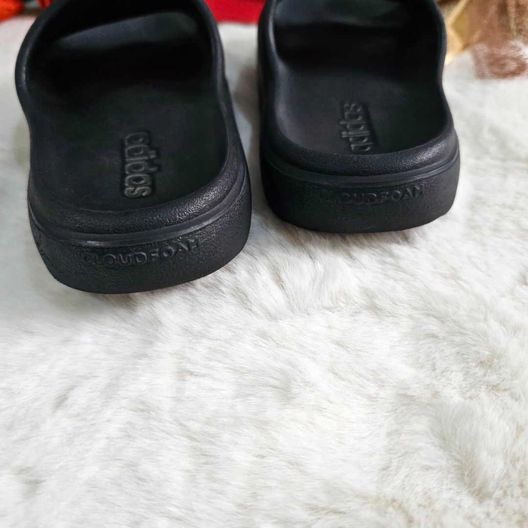 ADIDAS SLIDES (Category: Slippers and slides) located in Leyte. Submitted by vanessavasquez (Listing ID 1467017344, Image 3). Description: Preloved ng daughter ko..