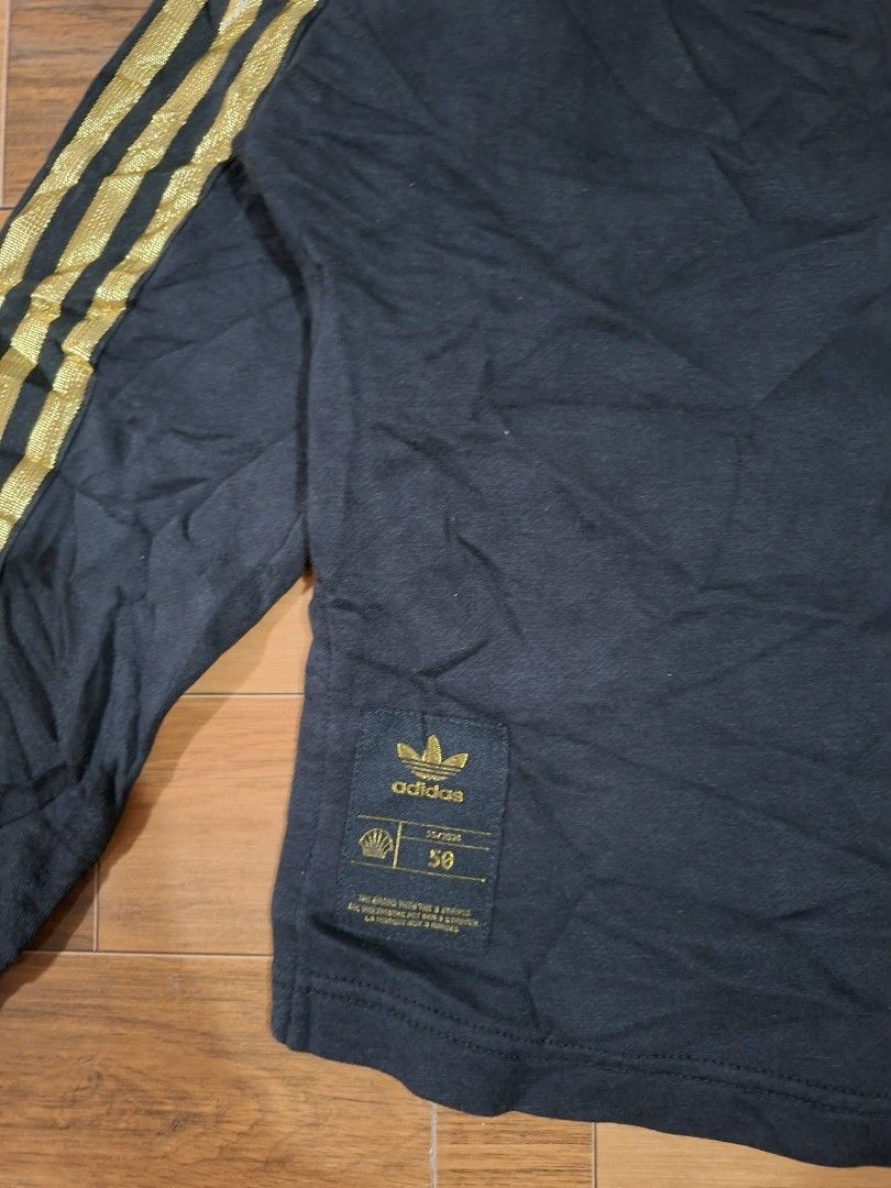 Adidas three stripe quarter zip jacket (Category: Coats, Jackets and Outerwear) located in Pili. Submitted by jasonthrift2001 (Listing ID 1467099719, Image 2). Description: Adidas three stripe quarter zip jacket size: medium on tag excellent condition no issue.