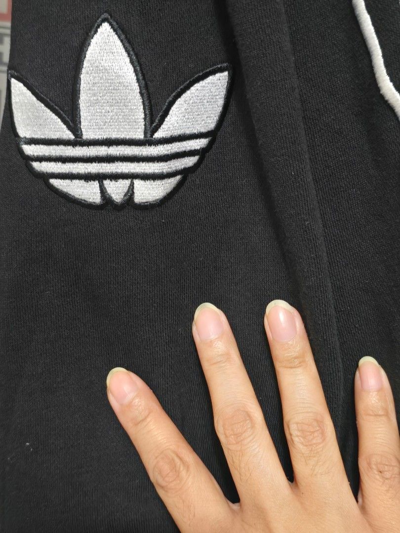 Adidas x Brooklyn Nets Black Sweater (Category: Coats, Jackets and Outerwear) located in Mexico. Submitted by silverkatie429 (Listing ID 1467165010, Image 3). Description: A black Brooklyn Nets sweatshirt featuring the team’s iconic shield logo with basketball and “B” emblem on the front. Branded with Adidas on the sleeve and an official NBA tag near the waistband, it blends sporty streetwear with authentic team pride. Comfortable, casual, and pe