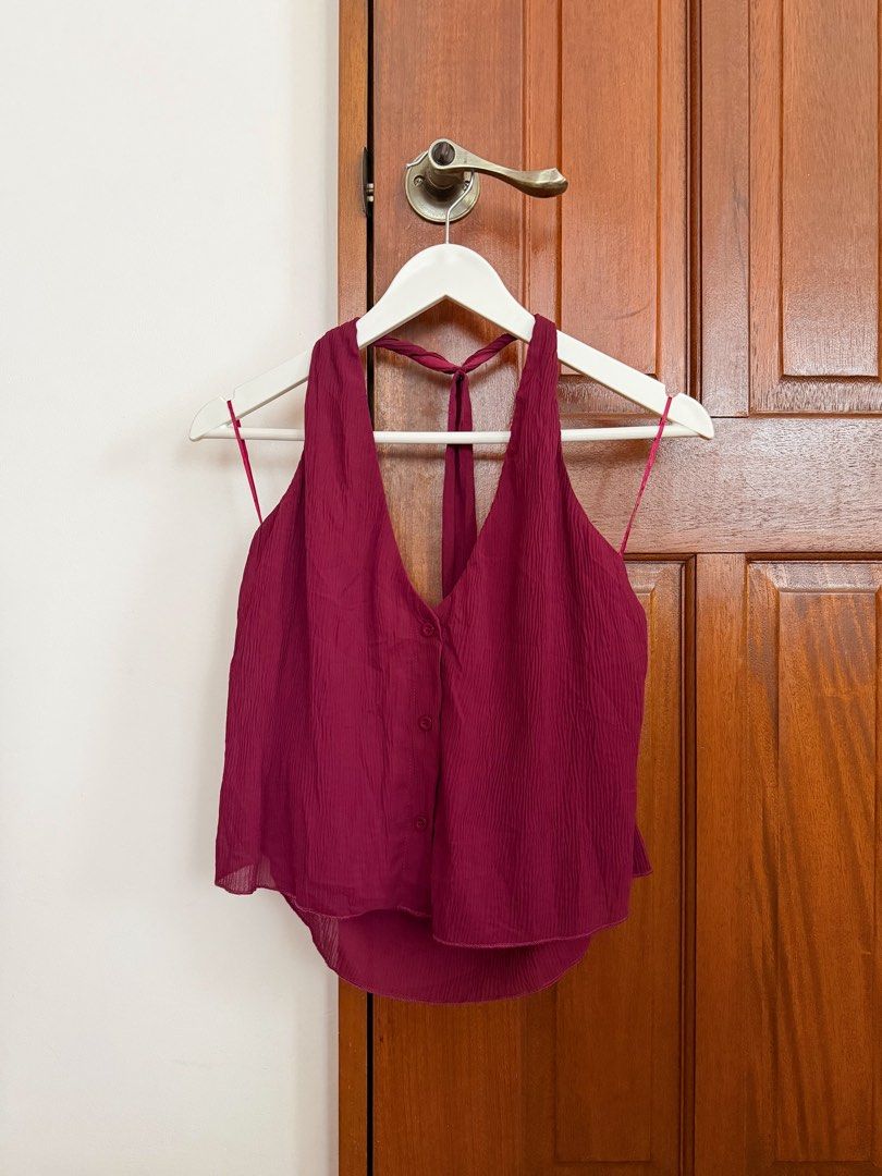 Ally Plisse Halter Scarf Top (Category: Sleeveless) located in Paranaque City. Submitted by consciouscleanout (Listing ID 1467049192, Image 1). Description: .