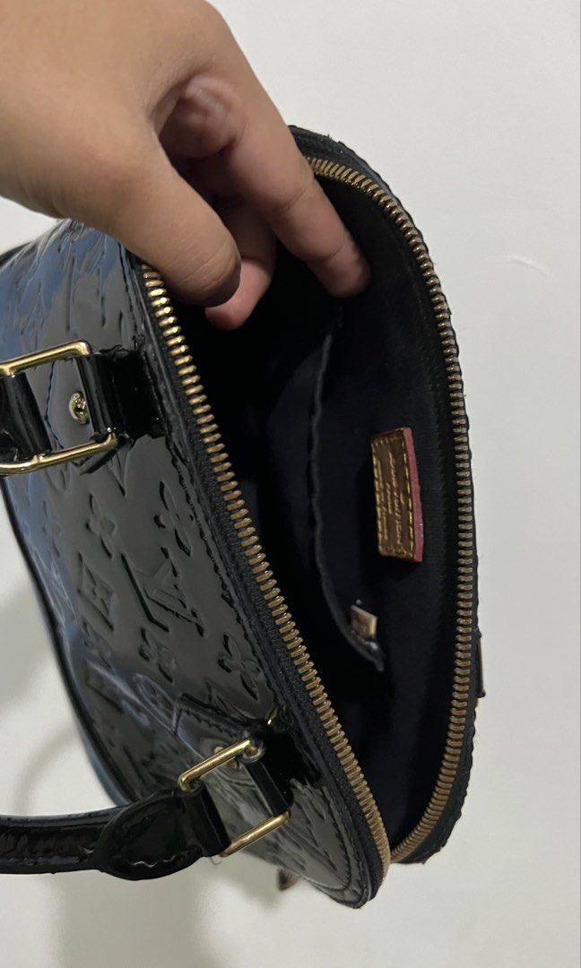 Alma patent coded (Category: Luxury Bags & Wallets) located in Pasay City. Submitted by clothesfindph (Listing ID 1466979946, Image 3). Description: Coded see the pic below yung handle sa rubble nya. Negotiable pa.
