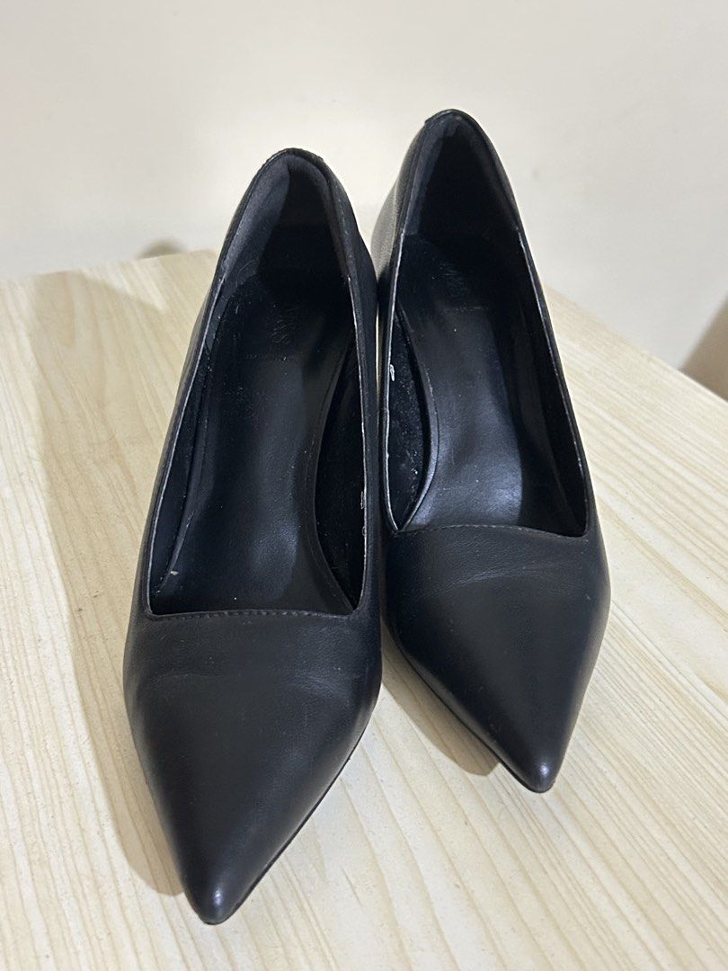 Almost new M&S size US 8 (Category: Heels) located in Quezon City. Submitted by jhenlu (Listing ID 1467068643, Image 1). Description: Almost new M&S size 8 3” heels No issue RFS: medyo malaki sya sa akin..7.5US ako kahit lagyan ko ng dagdag insole natatanggal pa din sa paa ko Loc. Tandang sora qc.