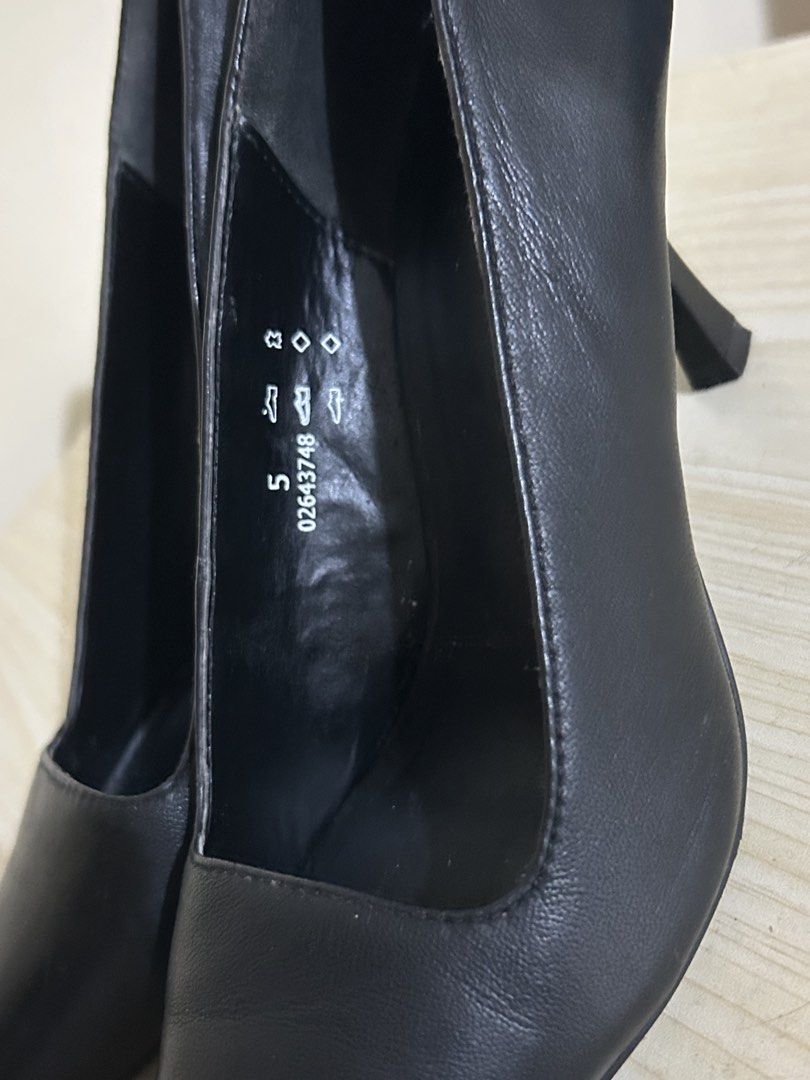 Almost new M&S size US 8 (Category: Heels) located in Quezon City. Submitted by jhenlu (Listing ID 1467068643, Image 3). Description: Almost new M&S size 8 3” heels No issue RFS: medyo malaki sya sa akin..7.5US ako kahit lagyan ko ng dagdag insole natatanggal pa din sa paa ko Loc. Tandang sora qc.