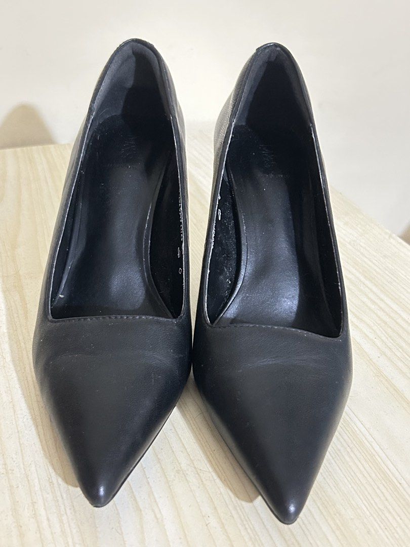 Almost new M&S size US 8 (Category: Heels) located in Quezon City. Submitted by jhenlu (Listing ID 1467068643, Image 2). Description: Almost new M&S size 8 3” heels No issue RFS: medyo malaki sya sa akin..7.5US ako kahit lagyan ko ng dagdag insole natatanggal pa din sa paa ko Loc. Tandang sora qc.
