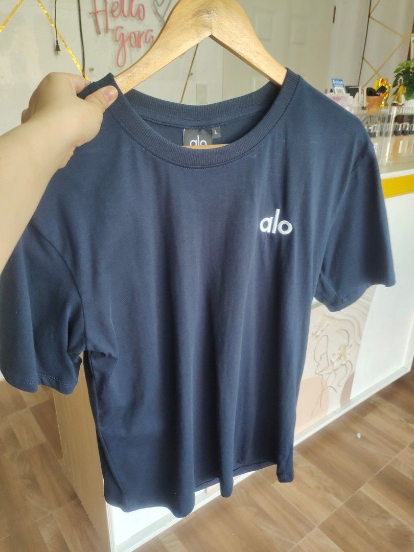Alo Women shirt (Category: Shirts) located in Aliaga. Submitted by kmapparel (Listing ID 1467057408, Image 1). Description: .