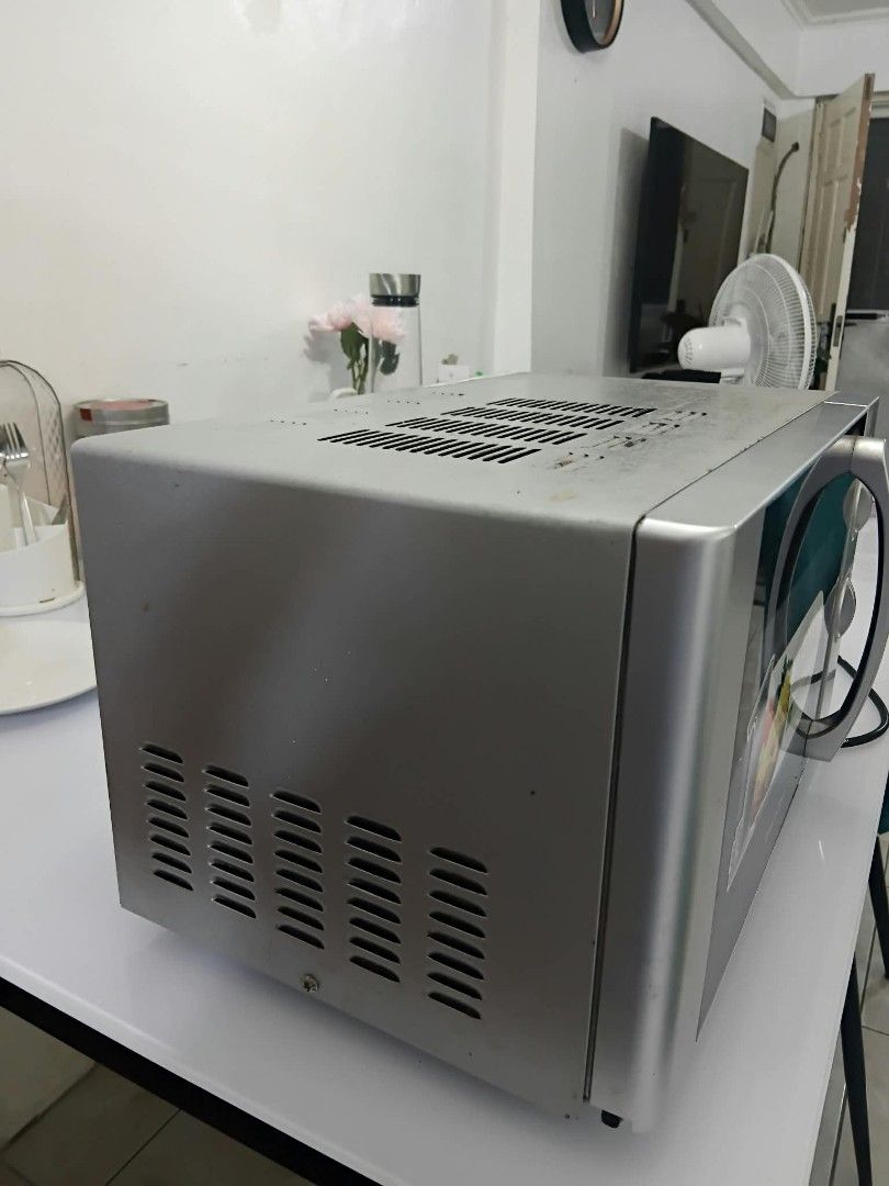 American Home microwave (Category: Other Kitchen Appliances) located in Las Pinas. Submitted by southerncloset (Listing ID 1467082800, Image 3). Description: .