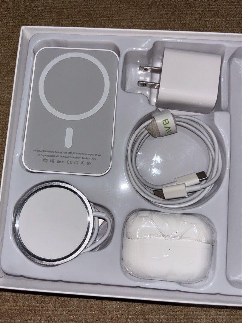 Apple Accessories Gift Box (Category: Cables & Adaptors) located in Baguio. Submitted by nikonikonik (Listing ID 1467104318, Image 2). Description: Included in the box: MagSafe charger Cable and adaptor (type c) MagSafe powerbank Earphones RFS: naubos allowance .