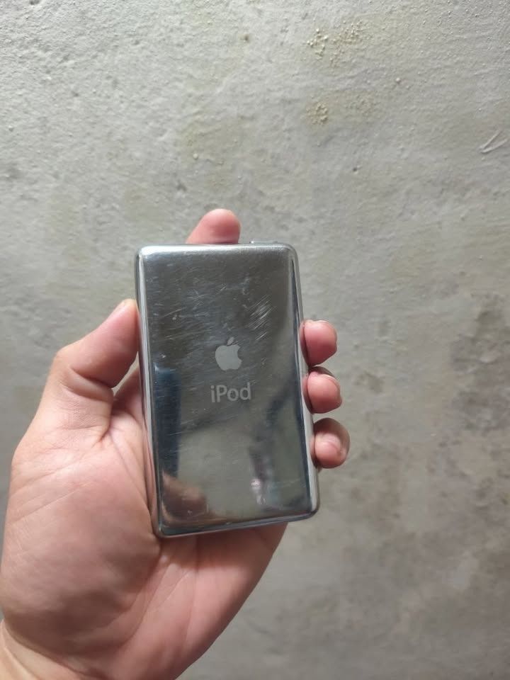 Apple iPod Classic White 30GB 5.5 video (Category: Portable Music Players) located in Caloocan City. Submitted by rarewind.39993d (Listing ID 1467102131, Image 3). Description: - Model: iPod Classic 5.5 video (MA446X, Version 1.3) - Storage: 30gig capacity (Pre-loaded with 733 great songs) - Design: Classic white housing with standard click wheel at plastic protector sa clickweel at matagal malobat. no issue sa itunes.. - location congressional q