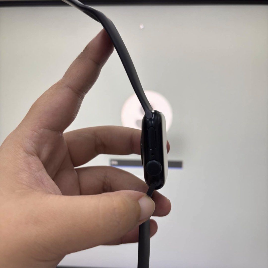 APPLE WATCH SE 40Mm (Category: Wearables & Smart Watches) located in Binan City. Submitted by ptlopez (Listing ID 1467055032, Image 3). Description: FS ZP/A SE 40MM midnight 10/10 condition lady owned 98bh NO ISSUE pwedeng pwede sa maarte. inclusions: box charger rfs: hindi nagagamit masyado. loc: calamba & binan laguna. .