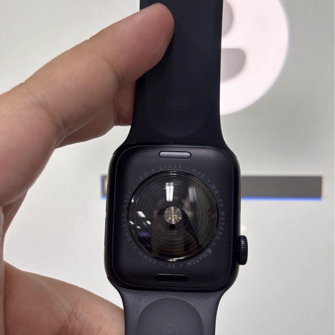 APPLE WATCH SE 40Mm (Category: Wearables & Smart Watches) located in Binan City. Submitted by ptlopez (Listing ID 1467055032, Image 2). Description: FS ZP/A SE 40MM midnight 10/10 condition lady owned 98bh NO ISSUE pwedeng pwede sa maarte. inclusions: box charger rfs: hindi nagagamit masyado. loc: calamba & binan laguna. .