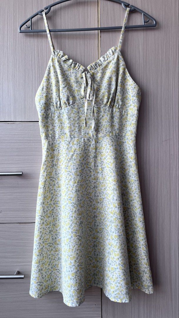 Assorted Summer Dresses Bundle Floral Black White (Category: Dresses) located in Calamba. Submitted by modestoctopus (Listing ID 1467013849, Image 3). Description: - Clearance bundle: Set of 4 lightweight summer dresses - 1: Blue and white floral slip dress - 2: Textured black midi dress - 3: Yellow floral sweetheart neckline dress with front tie - 4: Off-white halter neck sundress with zipper back - Perfect for warm weather and easy to style - G