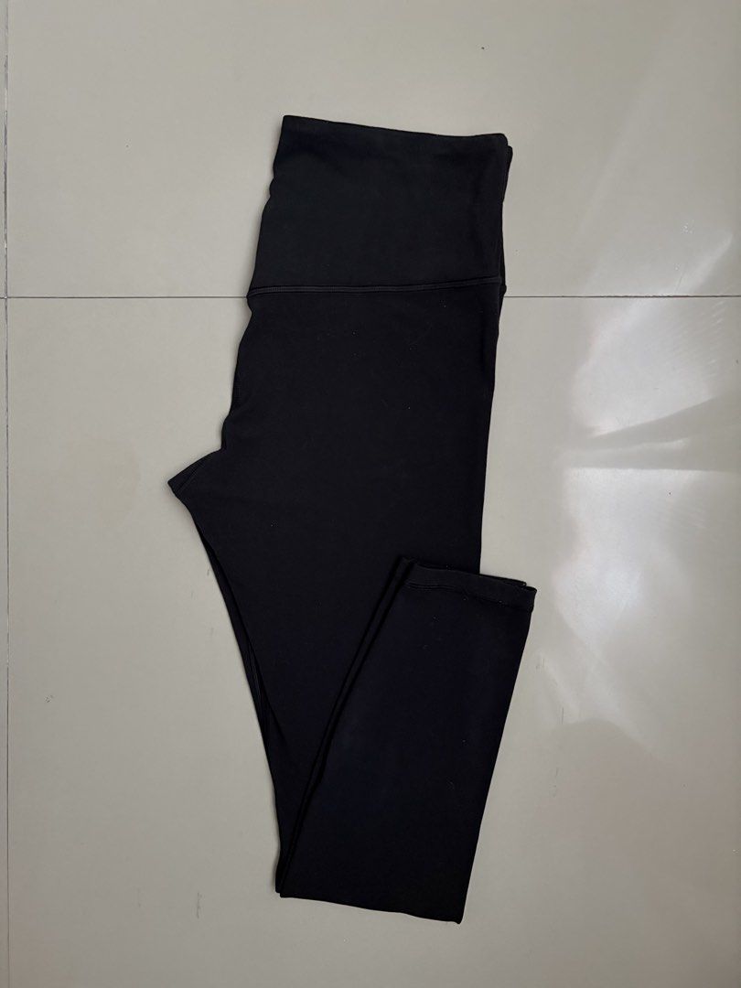 Athleta high-rise V-shaped back leggings. (Category: Activewear) located in Binangonan. Submitted by polinn.xx (Listing ID 1467060827, Image 1). Description: Athleta high-rise V-shaped back leggings. W: 28-30 L: 37 Super ganda, parang lululemon material. 🧈 350+SF 💌.