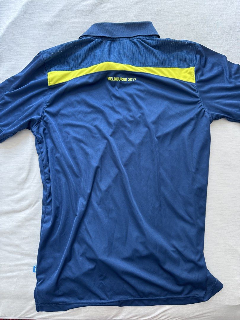 Australian Open 2017 Performance SS Polo Navy Lime Size S （分類：T-shirt、恤衫、有領衫）位於 Hong Kong。 由 jimmytong 提交（商品編號 1467003505，圖片 3）。簡介： Official merchandise from Australian Open 2017 in Melbourne. Navy blue body with lime green panels across the shoulders and back. Collared neckline with a three-button placket. Breathable mesh fabric on the upper back and shoulders. Original store tags attached with holographic authentication sticker. Size small, men