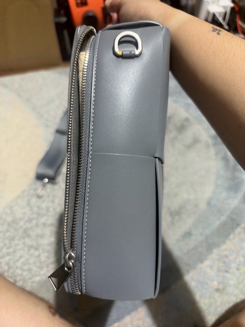 Authentic Bottega Maxi Messenger bag (Category: Luxury Bags & Wallets) located in Pasig City. Submitted by balenciaga.couture (Listing ID 1467113557, Image 2). Description: with dustbag strap free bag divider insert.