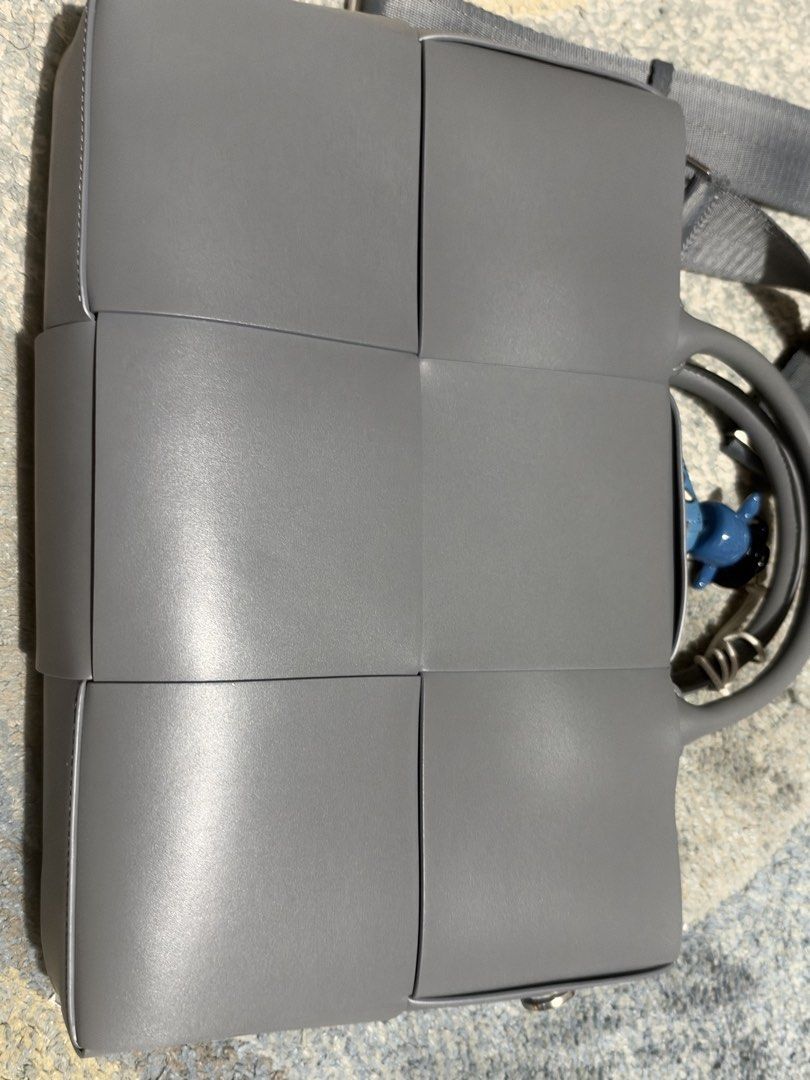 Authentic Bottega Maxi Messenger bag (Category: Luxury Bags & Wallets) located in Pasig City. Submitted by balenciaga.couture (Listing ID 1467113557, Image 3). Description: with dustbag strap free bag divider insert.