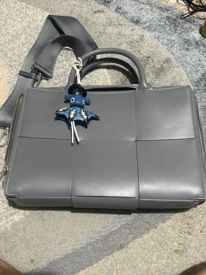 Authentic Bottega Maxi Messenger bag (Category: Luxury Bags & Wallets) located in Pasig City. Submitted by balenciaga.couture (Listing ID 1467113557, Image 1). Description: with dustbag strap free bag divider insert.