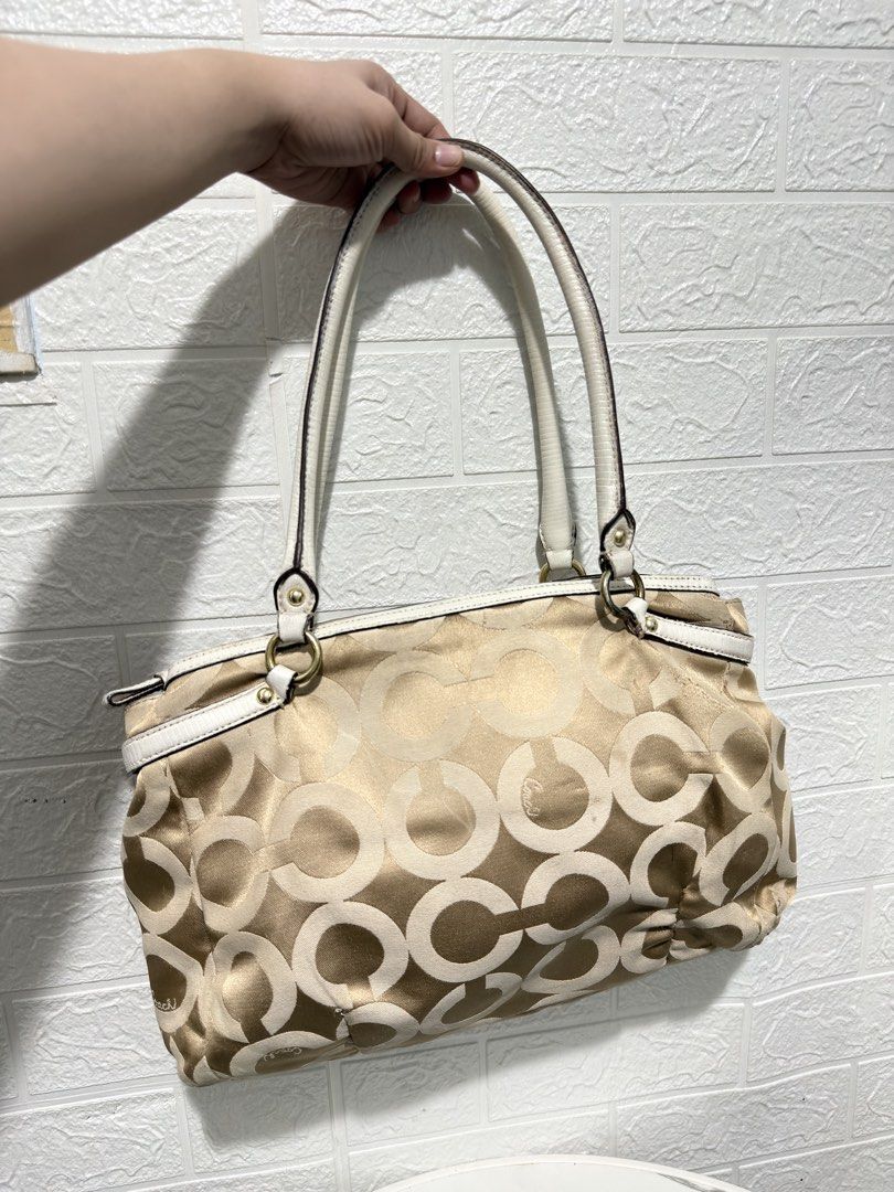 BUNDLE COACH BAGS (3 PCS) (Category: Luxury Bags & Wallets) located in Daraga. Submitted by jasmor (Listing ID 1467134403, Image 3). Description: 🎀PRELOVED 🎀ALL NEEDS CLEANING 🤍 white bag: flawless canvas & intact leathers 🤎brown bag: w/ runs & rubs on canvas but no holes; intact sling 🖤black bag: pwede panlalake; no peeling on canvas & leather areas and very thick & intact sling ‼️BAWAL SA MAARTE ✔️perfect if personal use ✔️onhand 📦J&T cou