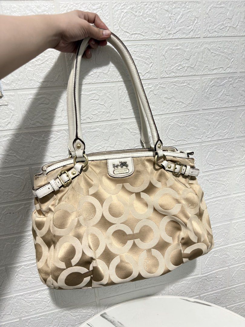 BUNDLE COACH BAGS (3 PCS) (Category: Luxury Bags & Wallets) located in Daraga. Submitted by jasmor (Listing ID 1467134403, Image 2). Description: 🎀PRELOVED 🎀ALL NEEDS CLEANING 🤍 white bag: flawless canvas & intact leathers 🤎brown bag: w/ runs & rubs on canvas but no holes; intact sling 🖤black bag: pwede panlalake; no peeling on canvas & leather areas and very thick & intact sling ‼️BAWAL SA MAARTE ✔️perfect if personal use ✔️onhand 📦J&T cou