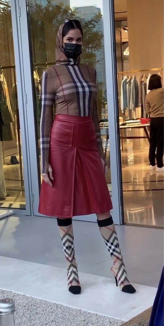 Authentic BURBERRY KNEE HIGH BOOTS (Category: Sneakers & Footwear) located in Muntinlupa City. Submitted by declutteringsuzzy (Listing ID 1467102814, Image 3). Description: Like new. Size 6. Stunning more in person!.