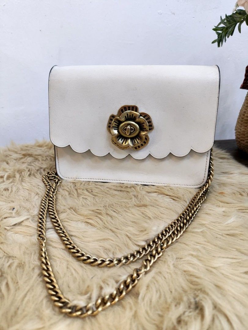Authentic Coach bowery small convertible chain / shoulder bag (Category: Cross-body Bags) located in Rizal. Submitted by hsiri1128 (Listing ID 1467102204, Image 1). Description: 💯✔️Legit CONDITION : 8/10 ISSUE / FLAWS : nag peel of na creed inside and needs cleaning MATERIAL : Genuine satchel leather w/ vintage gold hardwares DETAILS : Fit promax and small wallet. cream actual color. stand alone. maganda pa chain nya no kulay kalawang..