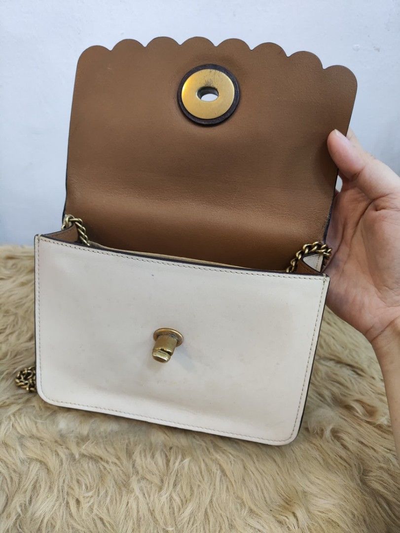 Authentic Coach bowery small convertible chain / shoulder bag (Category: Cross-body Bags) located in Rizal. Submitted by hsiri1128 (Listing ID 1467102204, Image 3). Description: 💯✔️Legit CONDITION : 8/10 ISSUE / FLAWS : nag peel of na creed inside and needs cleaning MATERIAL : Genuine satchel leather w/ vintage gold hardwares DETAILS : Fit promax and small wallet. cream actual color. stand alone. maganda pa chain nya no kulay kalawang..