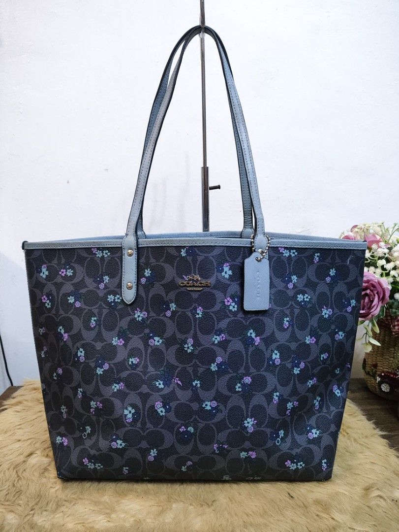 Authentic Coach reversible city tote bag (Category: Tote Bags) located in Rizal. Submitted by hsiri1128 (Listing ID 1467167531, Image 1). Description: 💯✔️Legit CONDITION : 7.5/10 ISSUE / FLAWS : my mga hairlines na sa leather coating sa handle and lip part. matibay pa handles okay pa rubberlinings MATERIAL : PVC crossgrain leather w/ silver hardwares DETAILS : NOT FOR MASELAN. Fit 13" laptop. stand alone. sa mga looking lang ng affordable tote. 