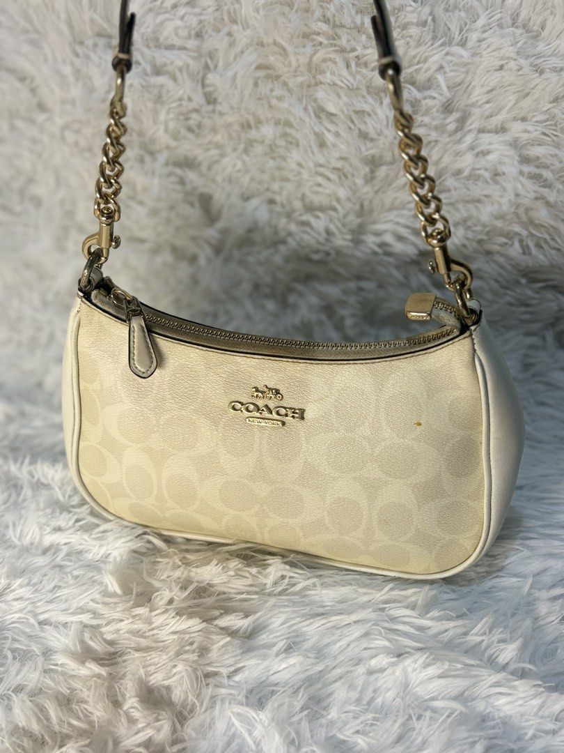 Authentic Coach Teri (Category: Shoulder Bags) located in Cainta. Submitted by anneganda11 (Listing ID 1467012727, Image 1). Description: Authentic Coach Teri Glacier.