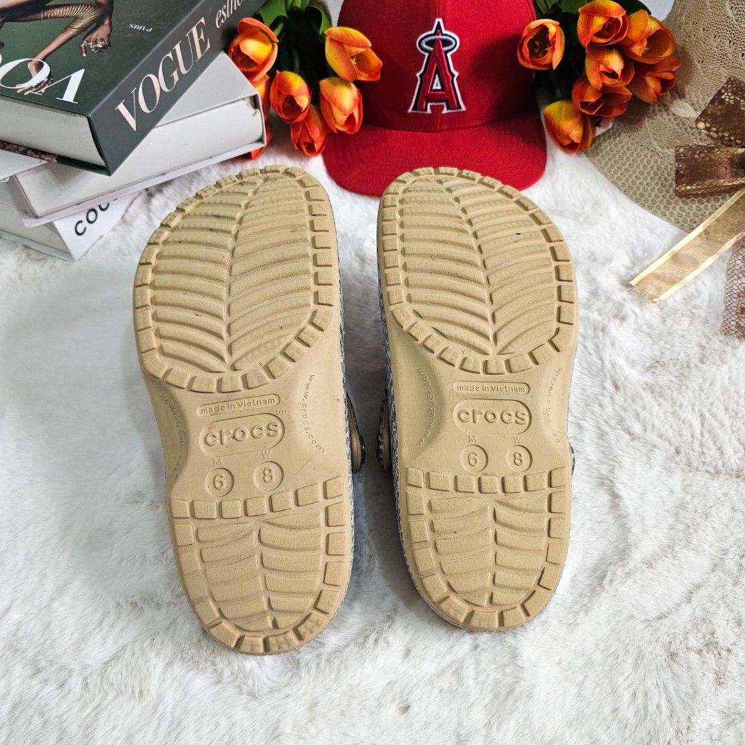 AUTHENTIC CROCS (Category: Slippers and slides) located in Leyte. Submitted by vanessavasquez (Listing ID 1467016928, Image 3). Description: Bought last year, natanggal lang ang print kasi nainitan nung nagbeach kami. Please see photos..