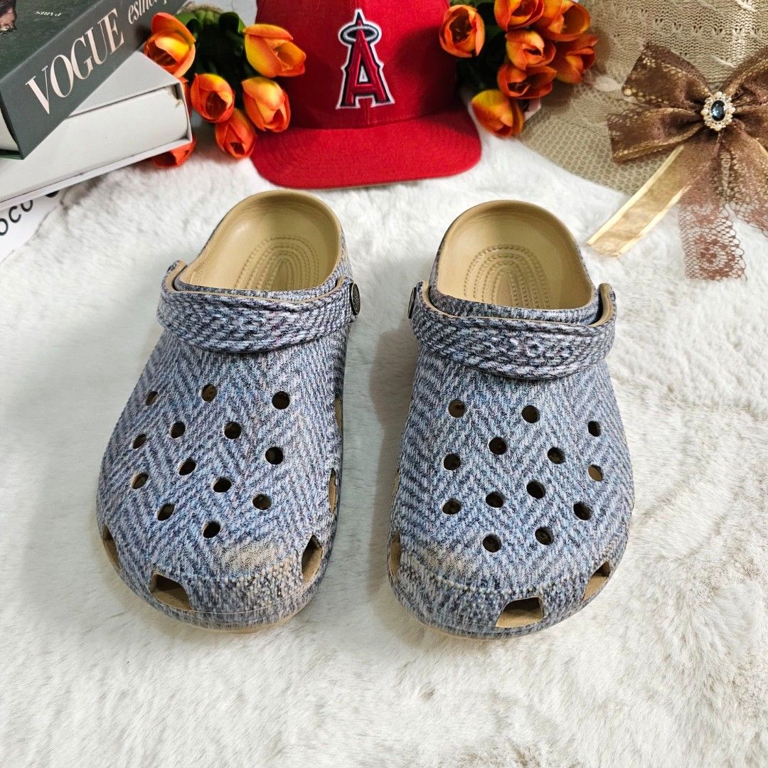 AUTHENTIC CROCS (Category: Slippers and slides) located in Leyte. Submitted by vanessavasquez (Listing ID 1467016928, Image 2). Description: Bought last year, natanggal lang ang print kasi nainitan nung nagbeach kami. Please see photos..