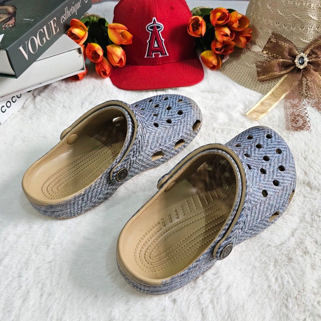 AUTHENTIC CROCS (Category: Slippers and slides) located in Leyte. Submitted by vanessavasquez (Listing ID 1467016928, Image 1). Description: Bought last year, natanggal lang ang print kasi nainitan nung nagbeach kami. Please see photos..