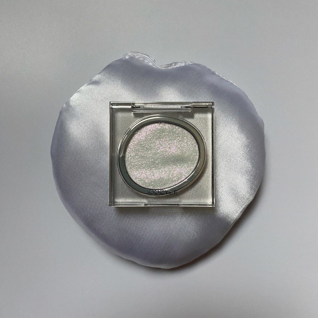 [AUTHENTIC] JOOCYEE Single Eyeshadow (Electronic Dream #D120) (Category: Makeup) located in Midsayap. Submitted by someones_attic (Listing ID 1467123679, Image 1). Description: ⤿shade: electronic dream (hyper bling pink-orange shimmer/glitter) ⤿net wt: 1.6 g | 0.056 oz ▹brand new & unused. (please refer to photos for actual condition) 💯 guaranteed authentic from Qatar cargo box 🇶🇦.