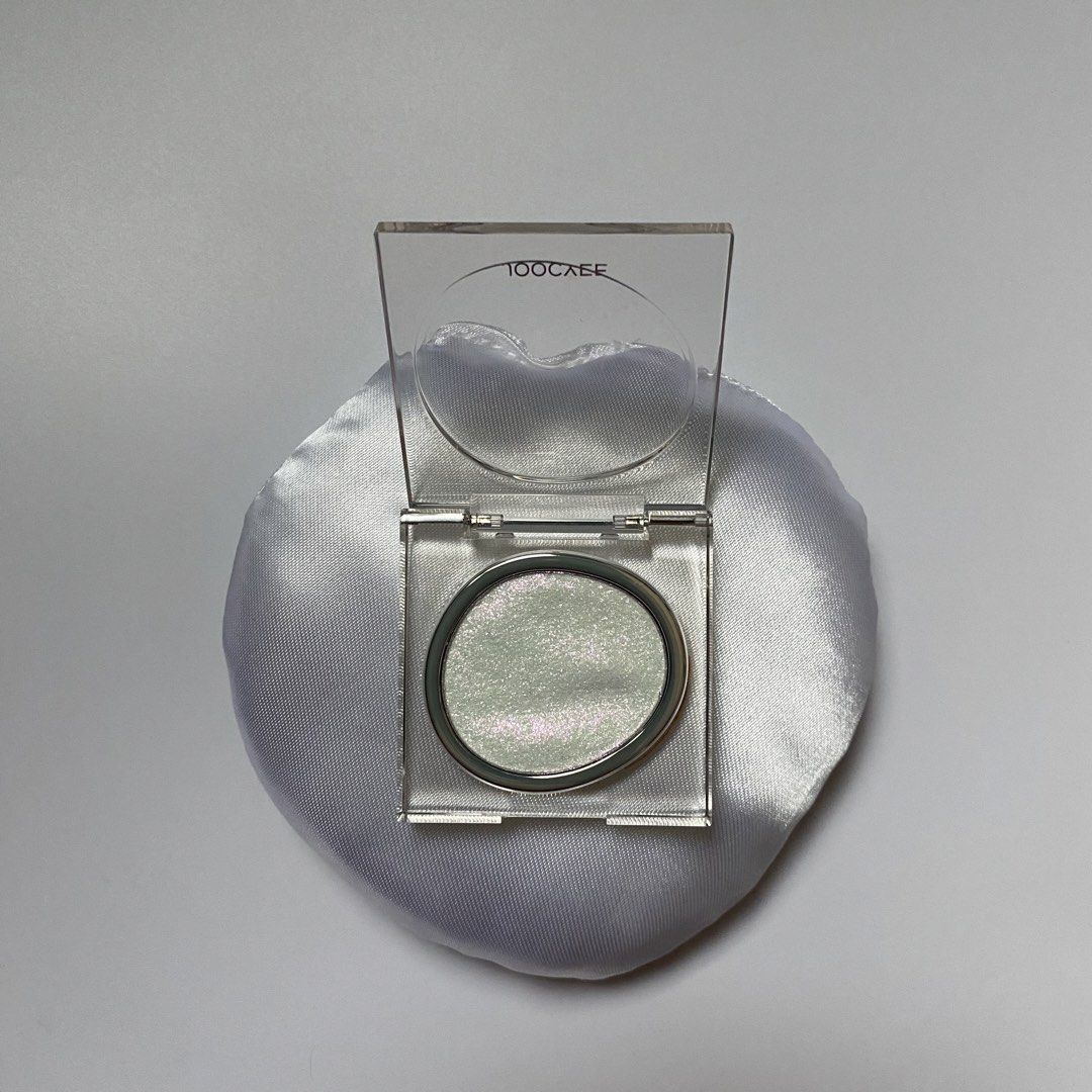 [AUTHENTIC] JOOCYEE Single Eyeshadow (Electronic Dream #D120) (Category: Makeup) located in Midsayap. Submitted by someones_attic (Listing ID 1467123679, Image 2). Description: ⤿shade: electronic dream (hyper bling pink-orange shimmer/glitter) ⤿net wt: 1.6 g | 0.056 oz ▹brand new & unused. (please refer to photos for actual condition) 💯 guaranteed authentic from Qatar cargo box 🇶🇦.