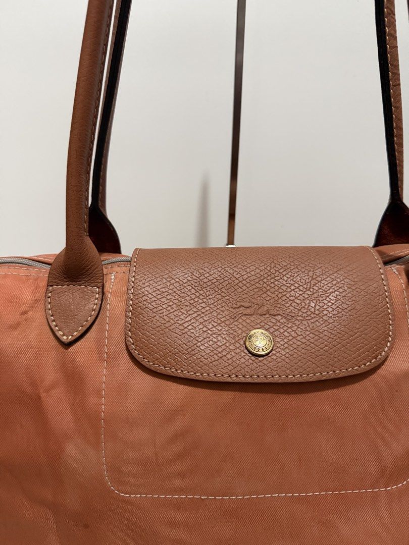 Authentic Longchamp Le Pliage Large Long Handle (Category: Tote Bags) located in Subic. Submitted by dear.jeveaph (Listing ID 1467091113, Image 3). Description: Authentic Longchamp Le Pliage Large Long Handle For Project bag only!! See photos for reference Dyed the bag red but turned out rust 🤣 ₱ 700.00 Friendly reminder: This is a preloved bag. Please manage your expectations. If you want a flawless bag, buy one in the store. 😊 .