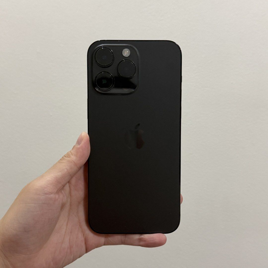 [Authentic] Used Apple iPhone 14 Pro Max 128GB Space Black No SIM Lock with Box (Category: iPhone 14 Series) located in Quezon City. Submitted by brandedusagoodies (Listing ID 1467072788, Image 2). Description: Please read the last photo for the full details. Used Apple iPhone 14 Pro Max, 128GB, in Space Black. First owner, with no SIM restrictions and no history of repair. Battery health is 75%. Face ID and True Tone are both working. The origin