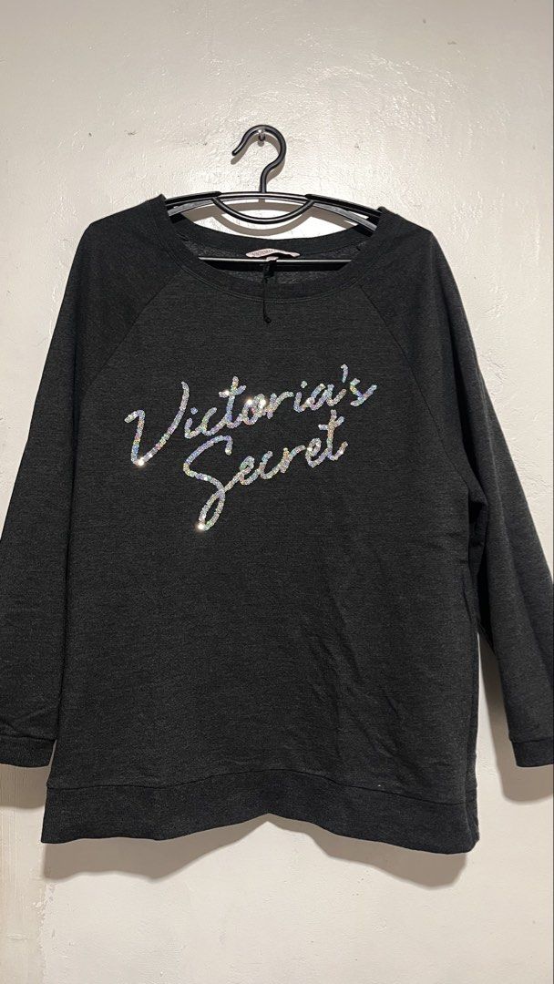 Authentic Victoria's Secret Sequin Script Sweatshirt - Size M (Like New (Category: Longsleeves) located in Dinalupihan. Submitted by banditvaultco (Listing ID 1467109263, Image 1). Description: • Brand: Victoria’s Secret (Authentic with inner ID tags) • Size: Women’s Medium (M/M) / Features a comfortable, relaxed fit • Color: Charcoal Heather Gray • Material: Premium cotton-poly blend with an ultra-soft brushed fleece interior • Design Details: C
