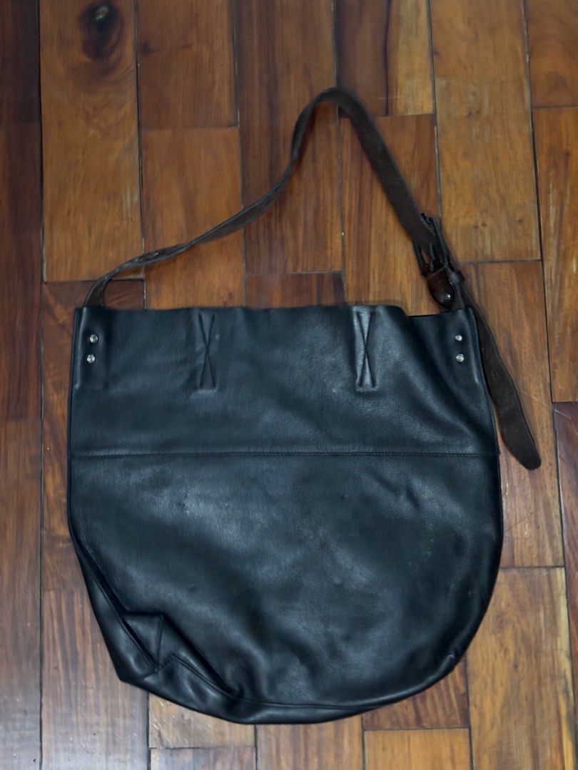 Autograph Leather Tote Bag (Category: Tote Bags) located in Las Pinas. Submitted by kylloren_ (Listing ID 1466983011, Image 3). Description: - shipping is thru j&t - first pic is just for inspo :).