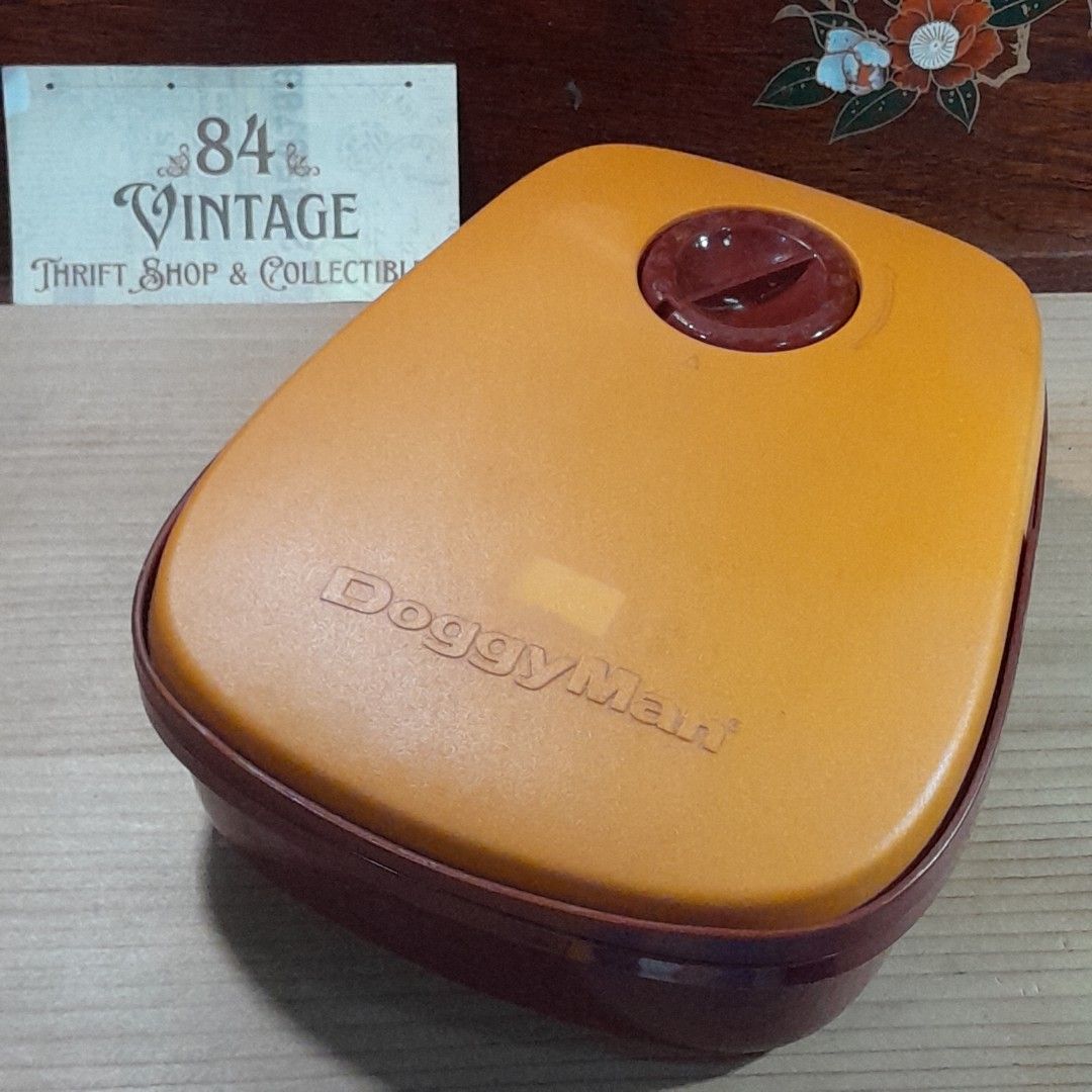 Automati c Pet Feeder (Category: Homes & Other Pet Accessories) located in Las Pinas. Submitted by 84vintage (Listing ID 1467149600, Image 1). Description: DoggyMan Orusuban Shokki, a battery-operated automatic pet feeder for dogs and cats. Actual photos posted. Please examine them carefully as they are part of the description. --📌 MUST READ Before Dealing with us 📌-- ⚠️Price is posted. No lowballs please. ⚠️Vintage items are only sold As Is Wh
