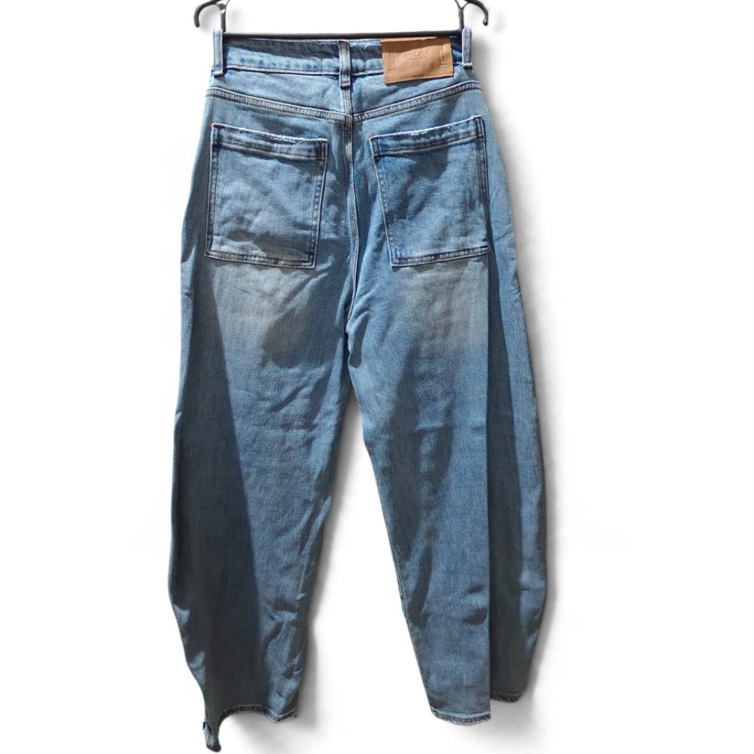 AYAJIA Premium Barrel cut Jeans (Category: Jeans) located in Munoz. Submitted by harm0nica337 (Listing ID 1467147496, Image 2). Description: W:27 L:41 Ready to wear (RTW) - Color/Wash: Light blue wash with vintage washed look - Size: Medium (tag attached) - Fit: Relaxed barrel leg cut - Details: Front seaming, raw edge trim on back pockets, and leather back waistband patch - Material: Heavy structured denim fabric MOP: Gcash (price+SF) J&T expres
