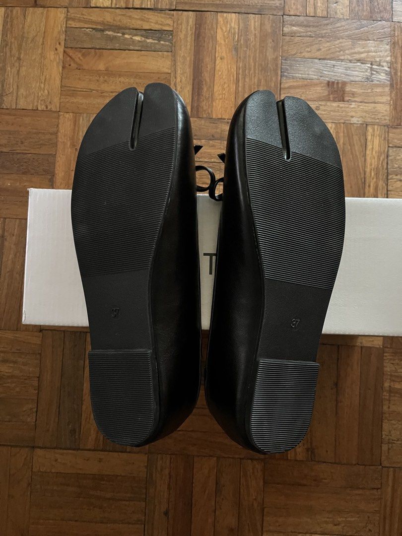 Aztrid Black Tabi Flats (Category: Flats & Sandals) located in Makati City. Submitted by yoursecondbest (Listing ID 1467048195, Image 2). Description: Very pretty and comfy cushion. RFS I bought a genuine leather. Size 37..