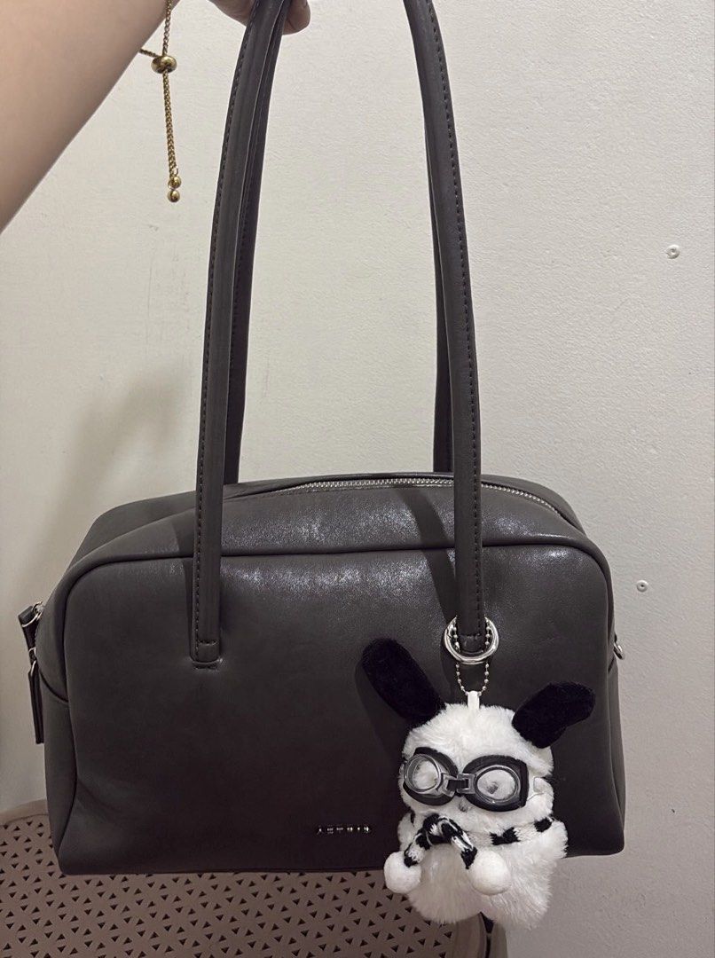 AZTRID Grey Medium Shoulder Bag (Category: Shoulder Bags) located in Manila. Submitted by sadghorl (Listing ID 1459910280, Image 2). Description: FITS 11/12 INCH IPAD OR TABLET, Good for school or gala - Gray medium shoulder bag from AZTRID - Classic shape with a single top handle - Interior zippered compartment for secure storage - Subtle AZTRID logo on the front - Ideal for everyday use.