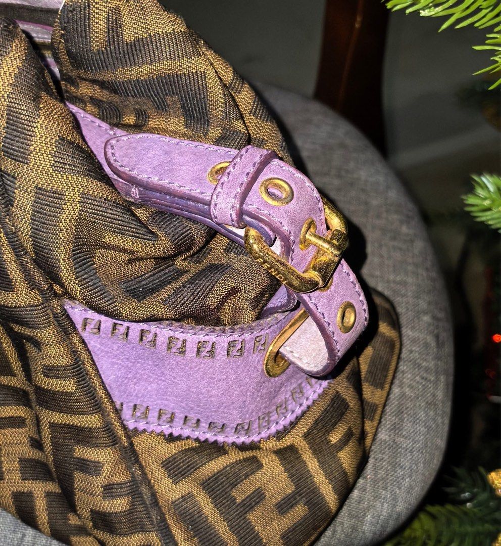 Bag (Category: Luxury Bags & Wallets) located in Sariaya. Submitted by hand2you14 (Listing ID 1466990187, Image 3). Description: Fee indie 2 joir Body and pioings are all good no hole or ran Issue Well used ang handle common sa mga handbag NG isang working Need NG retouch NG spa Yung handle but if your not maarte naman po you can just put some twilly on it. .