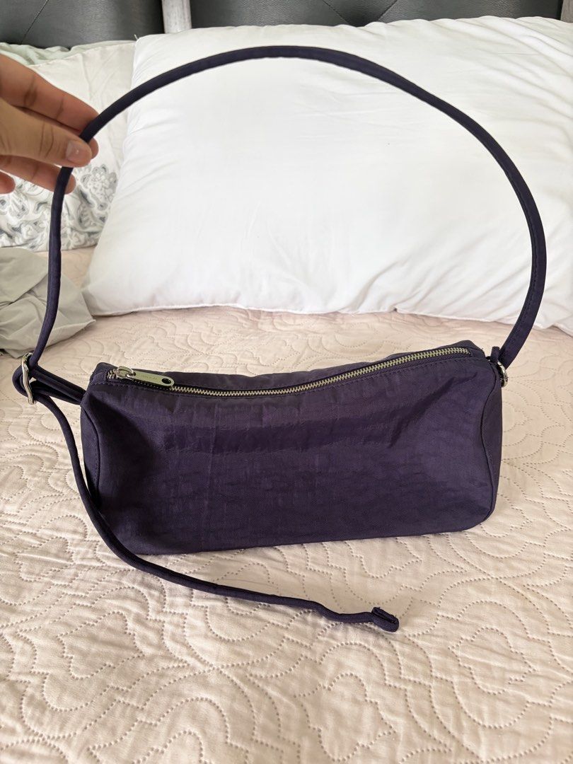 BAGGU Loaf Bag in Fig (Category: Shoulder Bags) located in Manila. Submitted by alexashops (Listing ID 1467009168, Image 1). Description: BAGGU NYLON LOAF BAG IN FIG Bought last May 2026 fron Certified Calm Lightly used ❗️ISSUE: No charm RFS: Prefer other bag .