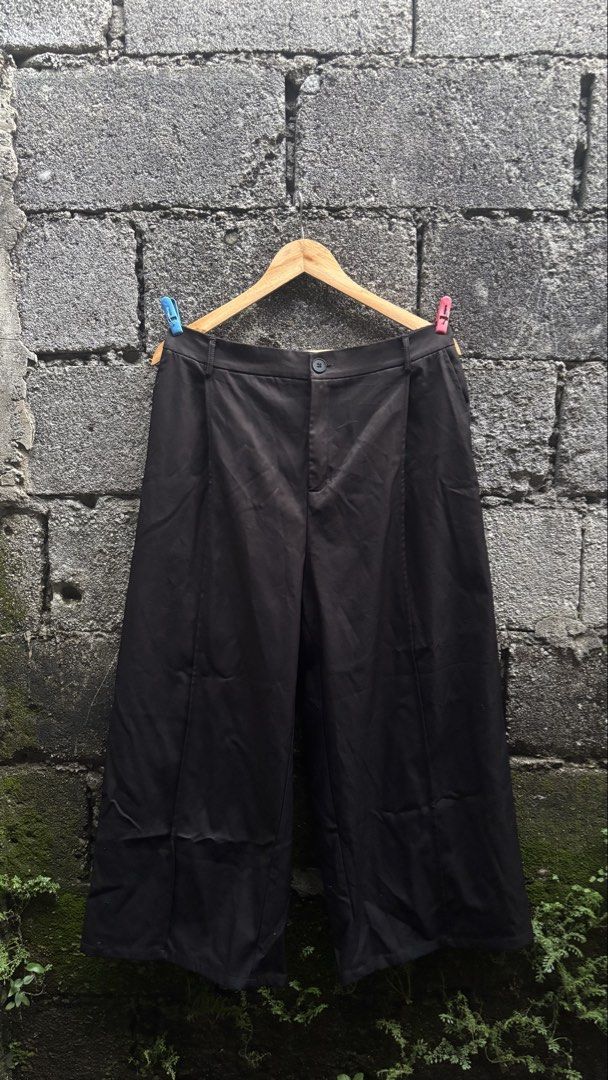 Baggy Trousers (Category: Trousers) located in Quezon City. Submitted by erodinamict (Listing ID 1467070736, Image 2). Description: Good Condition Waist:adjustable Length:38 Thigh:13 Hem:11.