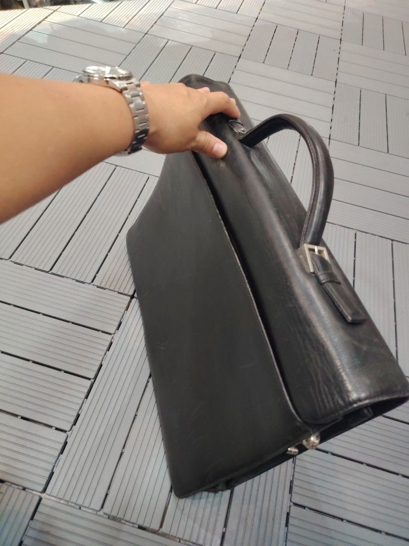 Balenciaga (Category: Briefcases) located in Manila. Submitted by xiobai (Listing ID 1467072059, Image 3). Description: Have scrutches a little bit.